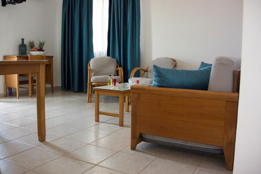 Michael Apartments Agia Marina Exterior foto